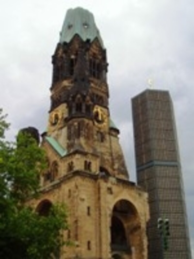 記念教会と鐘楼の外観