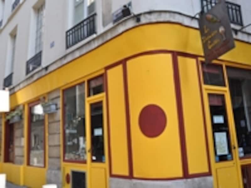 黄色の外観と手作りの看板が目印