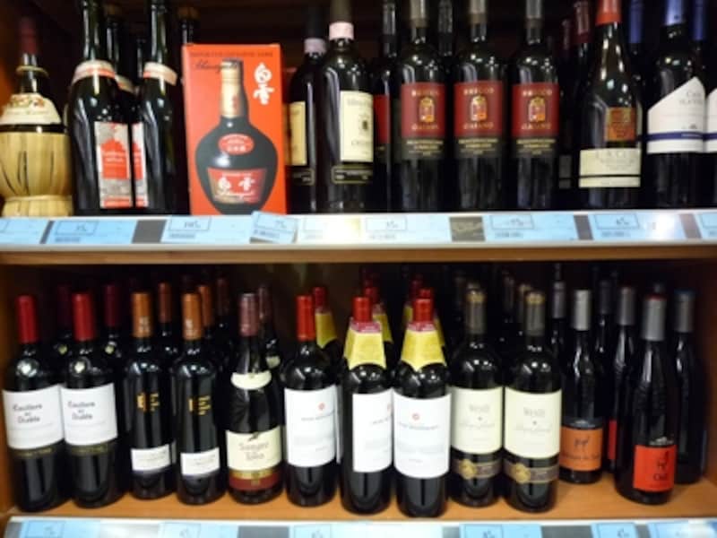 世界中から集まる各国ワインは外国料理に合わせて飲まれる