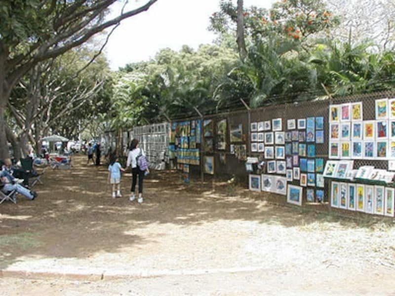 動物園のフェンスがギャラリーに変身