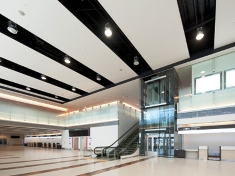 国際線と国内線が左右に広がるわかりやすい1階カウンター