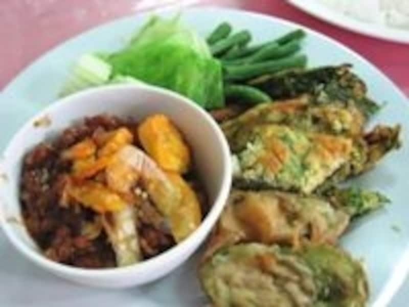 ここのナムプリック・ロンルアというディップは野菜だけでなくタイ米とも相性ばっちり