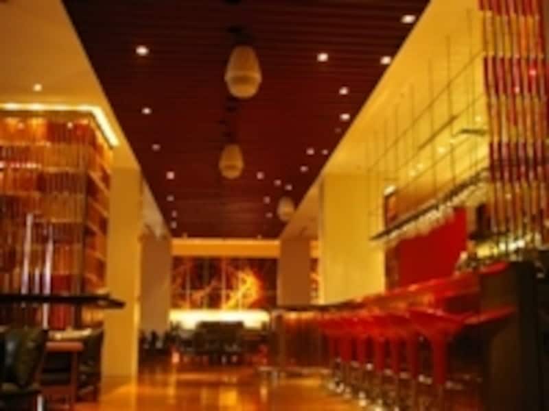 マライヤキャリーなど名だたるセレブたちのファンを持つメトロポリタン。併設されているメット・バーも落ち着いた雰囲気