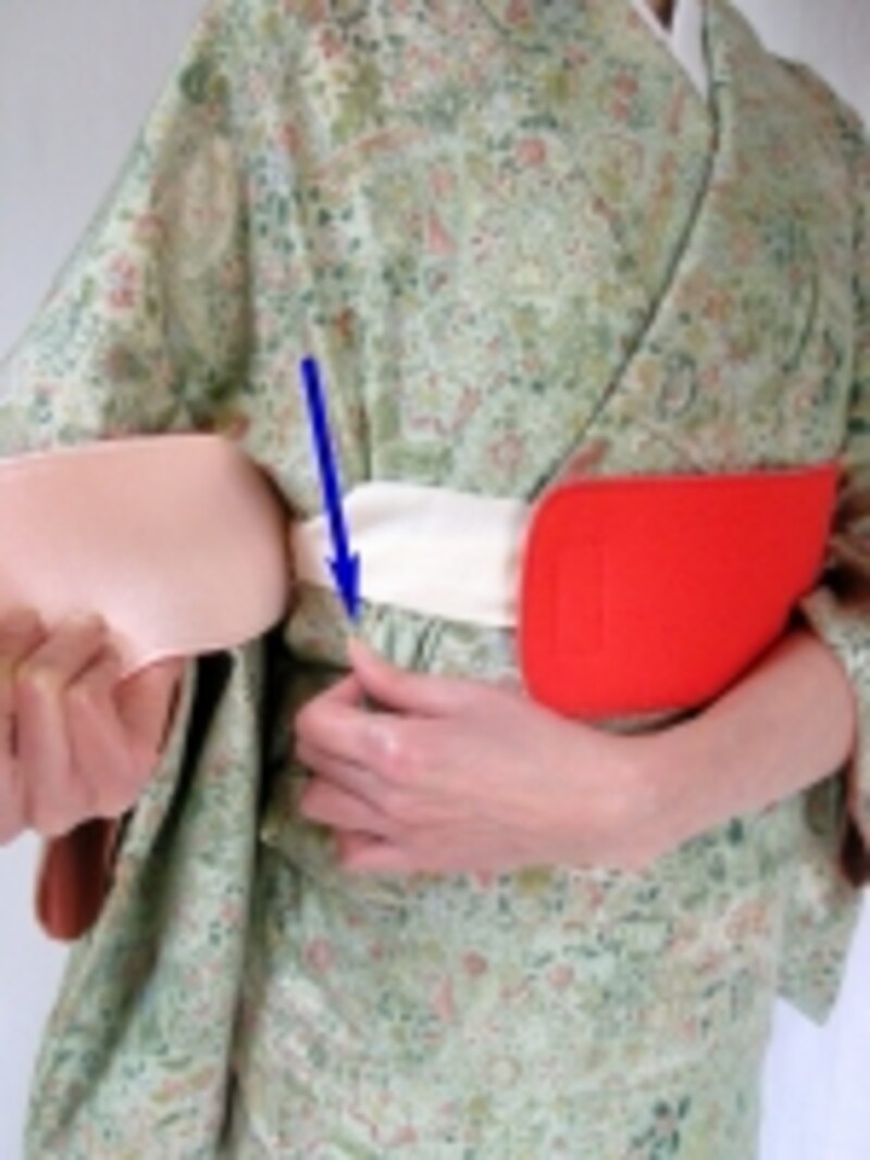 脇の余分を下に引く