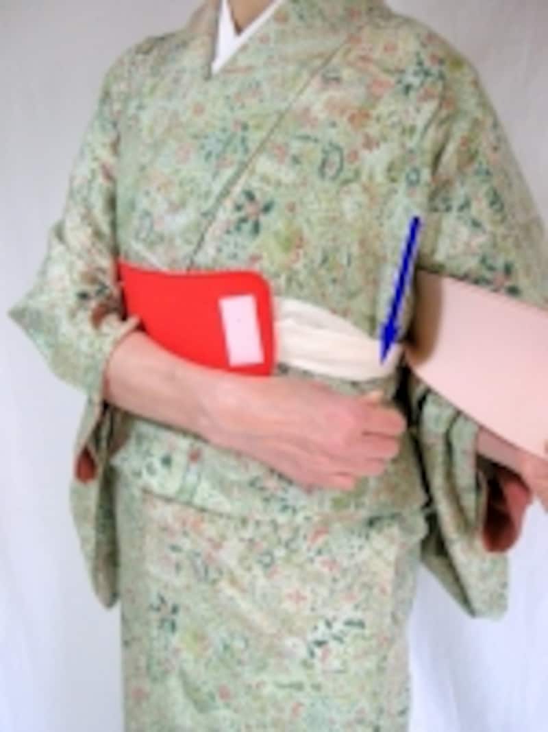 引きすぎると衿元がくずれるので注意!