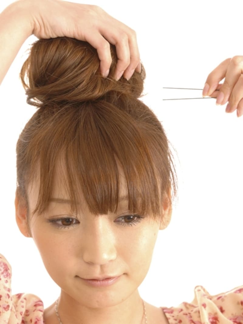 毛束をからませ頭皮の毛と一緒にUピンをさす