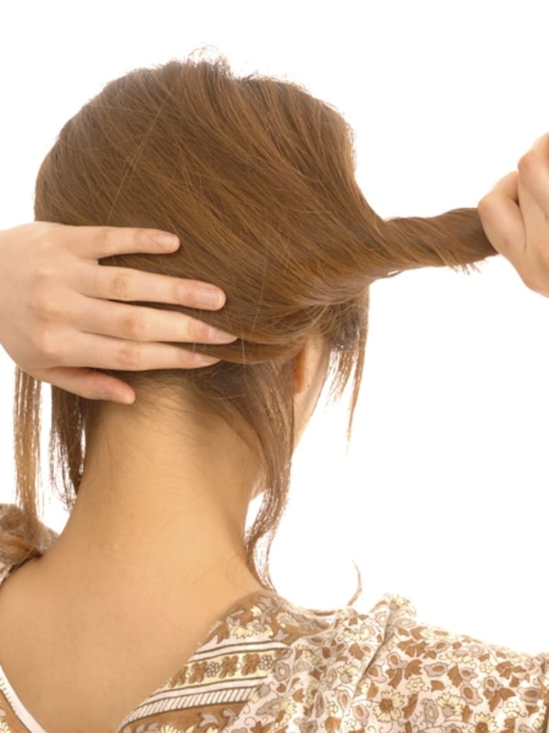 片手でおさえながら、ねじる