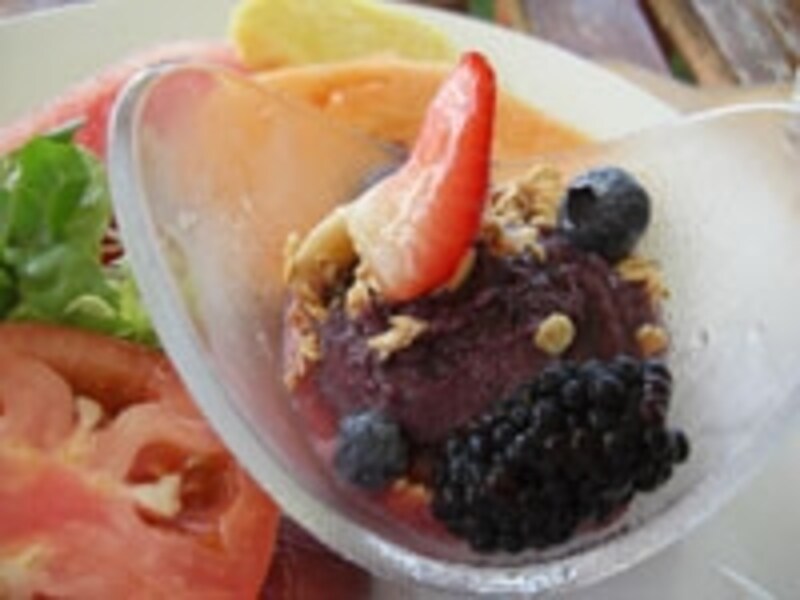 朝食ブッフェのミニ・アサイボウル。アラカルトには大きなサイズも