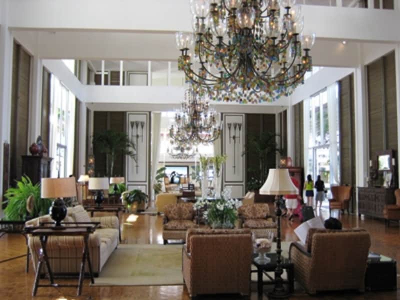 大きなシャンデリアが印象的なロビー>海風がそよぐ吹き抜けの空間に圧倒されるはず