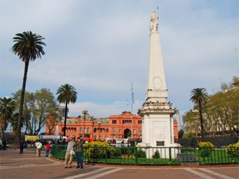 カサ・ロサーダに面した5月広場は、いつも観光客で賑わっている