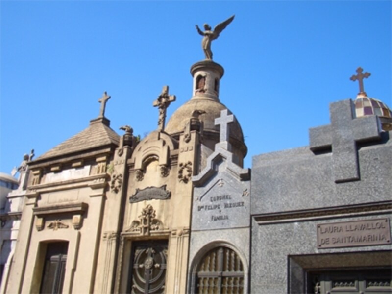 レコレータ墓地には、芸術的な墓碑が競うように並ぶ