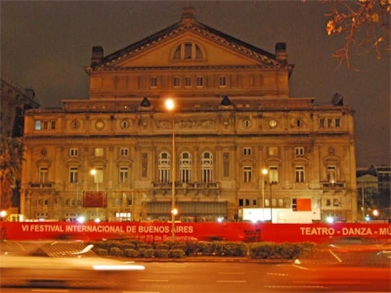 人気公演はすぐに売り切れてしまうので、事前にプレイガイドでチケットを買っておこう