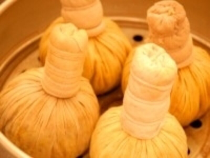 マッサージ店と言ってしまうのには気が引けるほど、スパのような雰囲気のよさ。ハーバルボールの香りとその効能の虜になるはず！(c) yoko sakamoto