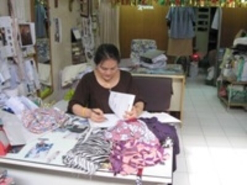 プラカノン市場の奥まった場所にあるにも関わらず、地元のタイ人や在住外国人に人気の店