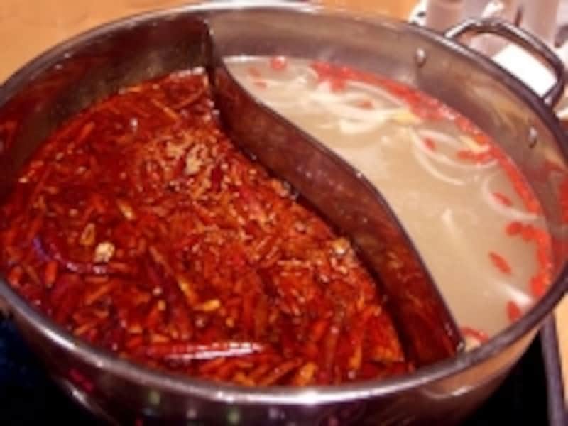 辛口と白湯2種類のスープ