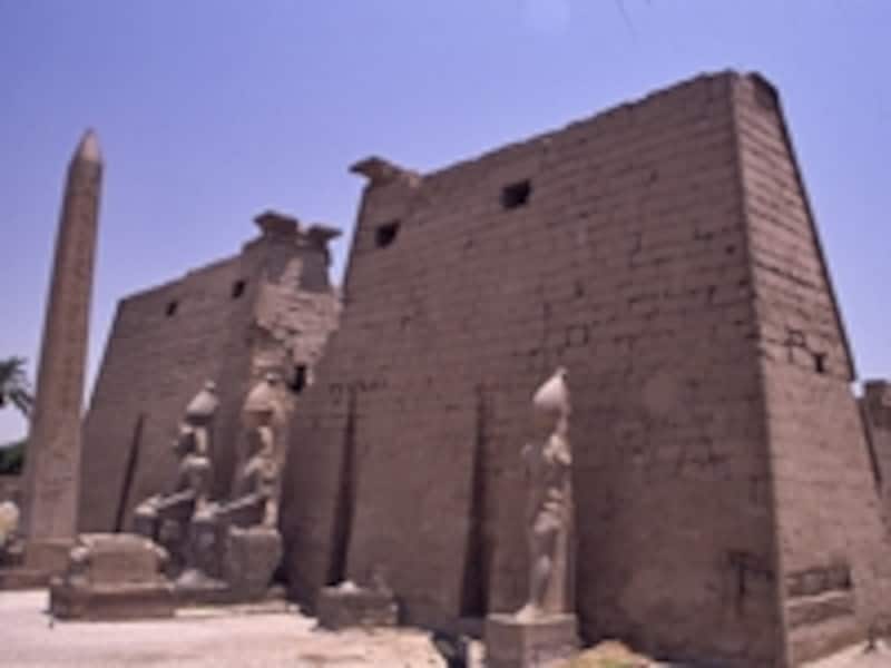 「南のハレム」ルクソール神殿正面。座っているのはラムセス2世像 ©牧哲雄