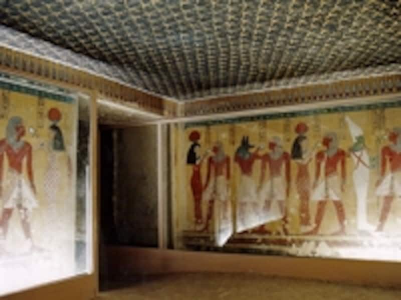 トトメス4世の王墓。トトメス4世が様々な神と会合する姿を描いている。天井には一面の星 ©牧哲雄