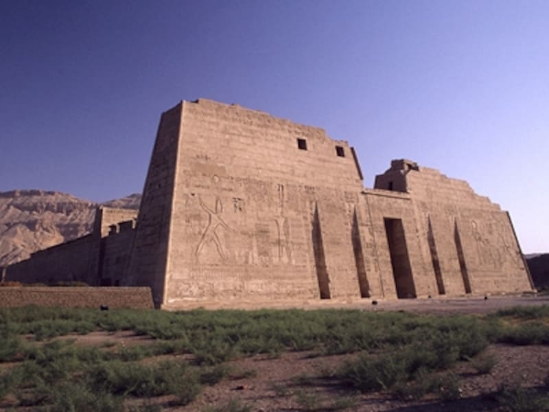 レリーフが美しいメディネト・ハブ（ラムセス3世葬祭殿）。ほとんど退色しているが、かつてはどの遺跡も極彩色に彩られていたという ©牧哲雄