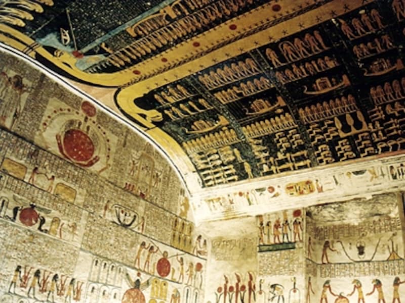 壁画が美しいラムセス6世の王墓。天井に描かれているのは天空の女神アトで、太陽の運行を表している ©牧哲雄