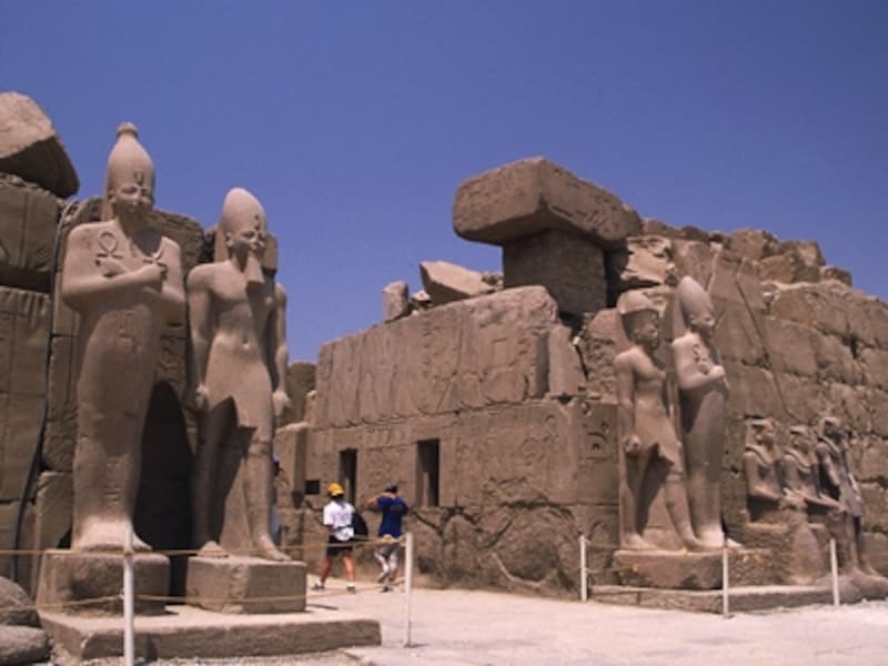 カルナック神殿第7塔門。大きく見える2体の左がオシリス神像、その右がトトメス3世像 ©牧哲雄