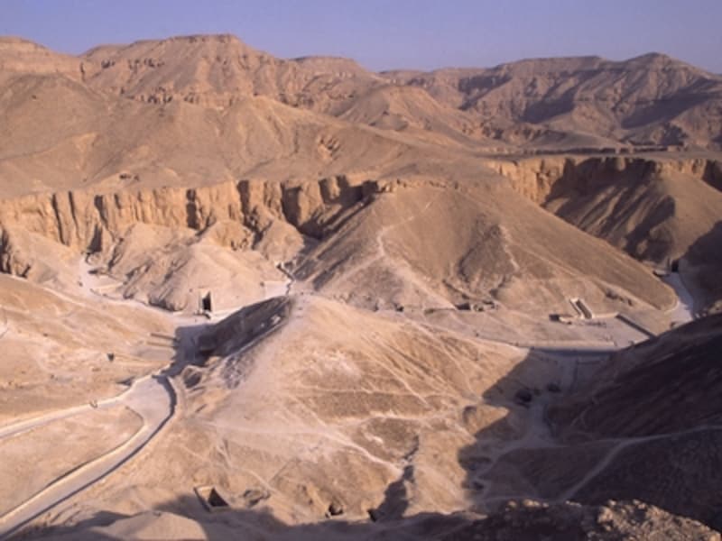 緑ひとつない砂漠の山中に隠された王家の谷。62の墓が発見されているが、見学できるのはこのうちの十数基 ©牧哲雄