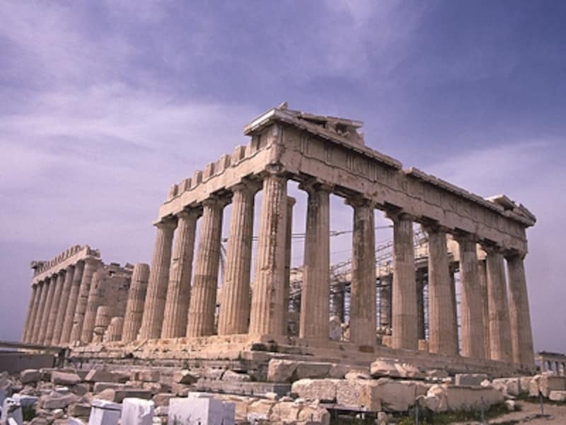 アテナ神を祀るパルテノン神殿。白大理石と曲線を多用することで重厚ながらとてもエレガントな姿を実現した ©牧哲雄