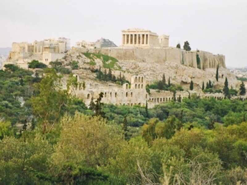 フィロパポスの丘から見たアクロポリス。アテネに丘は多いが、アクロポリスの遠景が特に美しいのはこことリカヴィトスの丘