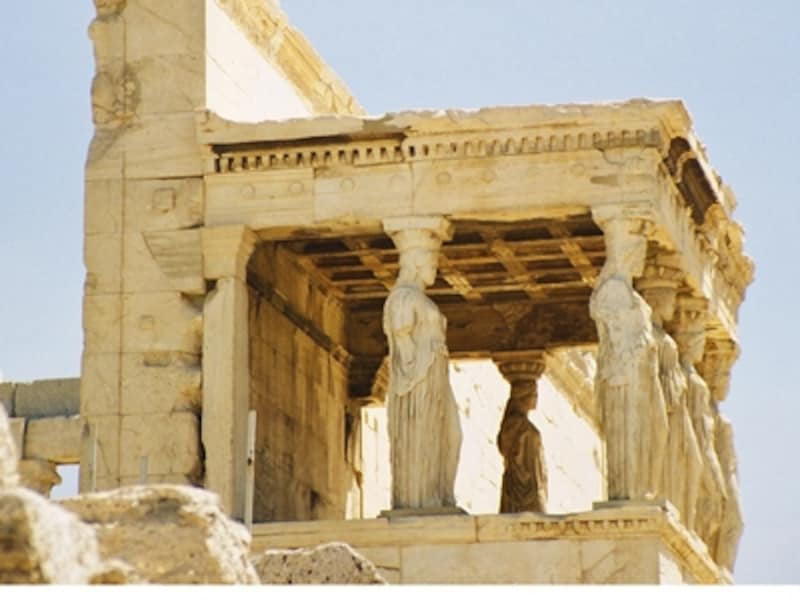 エレクテイオンのカリアティード柱廊。カリアティードとは柱の役割を果たす女性像で、この柱廊はポーチ（玄関）にもなっている