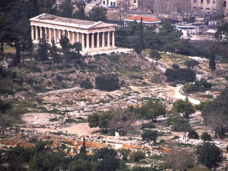 アクロポリスから見下ろす古代アゴラとヘファイストス神殿。アクロポリスが神事、アゴラは政治・司法や集いの場として機能した ©牧哲雄