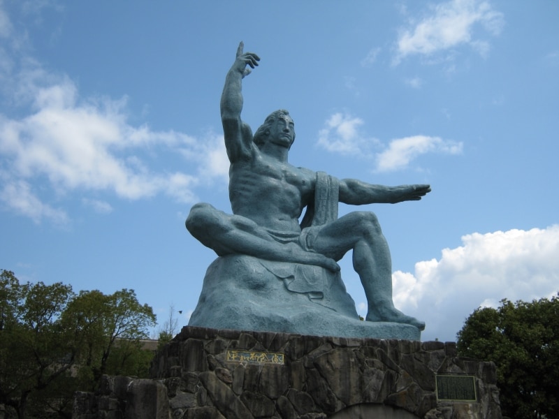 長崎の平和の象徴「平和祈念像」。左手は平和を、右手は原爆の脅威を表しています。原爆投下から10年後の1955年に完成しました