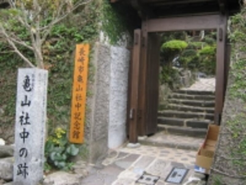 この門をくぐると亀山社中を再現した記念館があります。龍馬達の活躍の史跡を見ることができます。