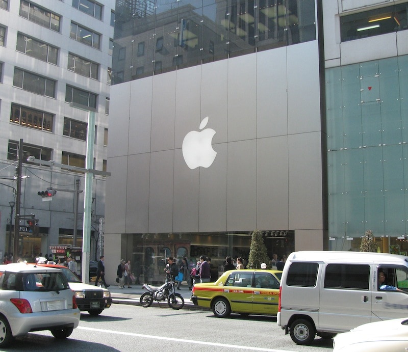 「Apple Store, Ginza」の外観。ビル全体がまるでアルミニウムボディのMacのよう（クリックで拡大）