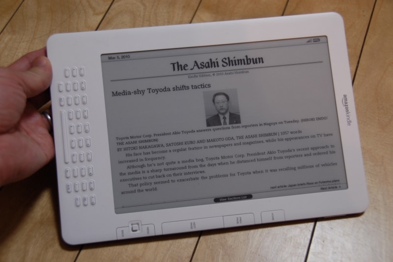 朝日新聞の英語版「The Asahi Shimbun」を表示したところ。電子インクディスプレイなので紙と同じような感じで快適に読める