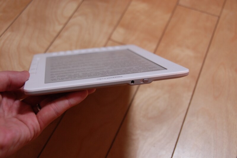 厚さ約1cmだが、カーブしているので持ってみるとかなり薄く感じる