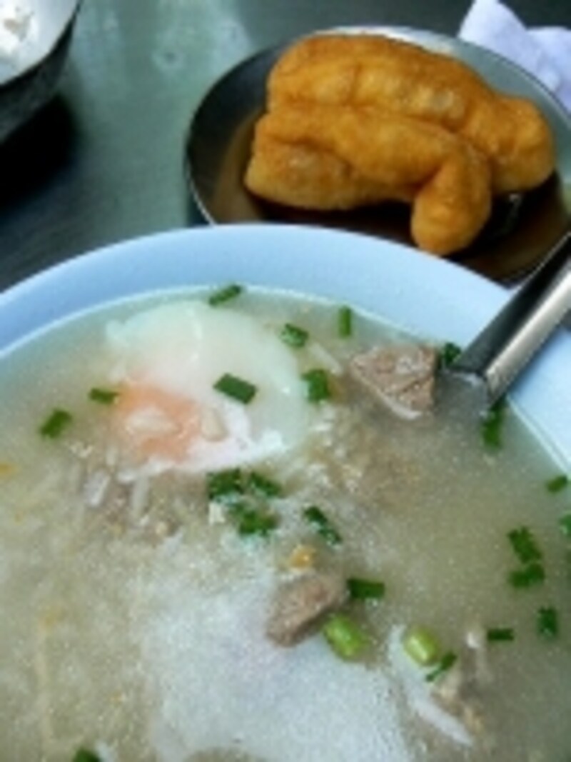 パートンコーという中華揚げパンをちぎってお粥の中に入れながら食べて