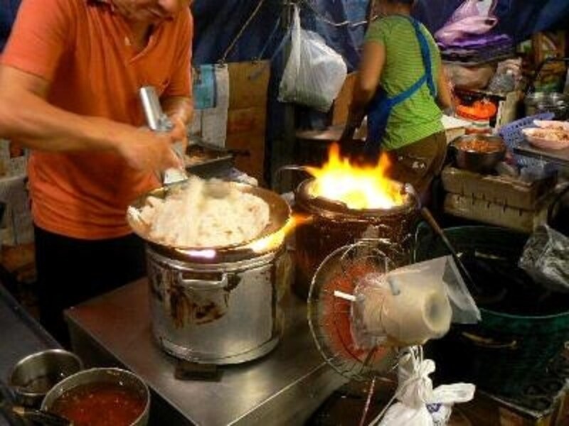 炒めた麺だが味はあっさりしているので、小腹が空いたときにおやつ代わりに食べるのもおすすめ