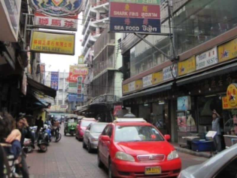 バンコク中心部、または最寄駅からタクシーに乗って中華街に行くのはよいが、中華街の中をタクシーで移動するのには渋滞の覚悟が必要