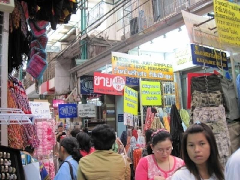 屋台街、市場、大通りは深夜まで多くの人で賑わっている