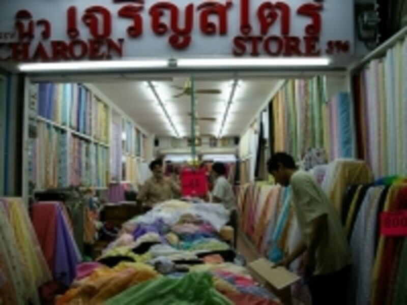 ここで商売をしているインド人はタイ生まれの2世、3世が多い