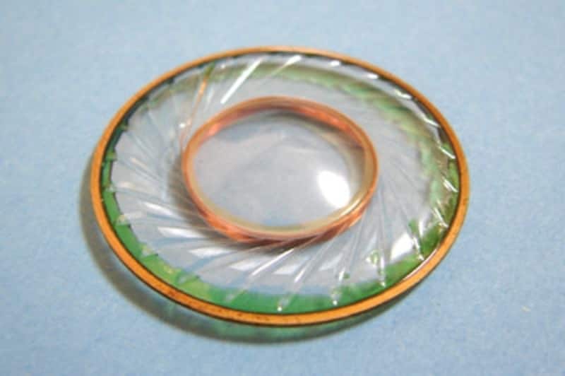 ヘッドホンのダイヤフラム。内側に見えるのがボイスコイル。