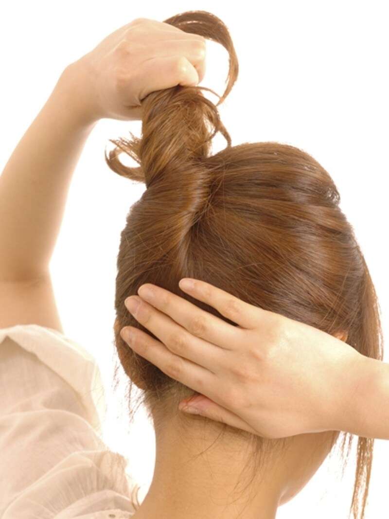 たるみが出ないよう、片手でおさえる