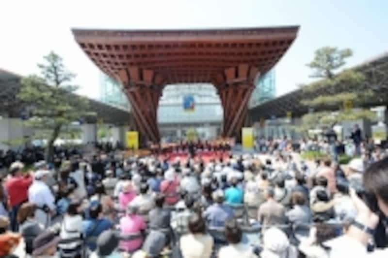 地元の小学生による開催のファンファーレ。JR金沢駅東口の鼓門前