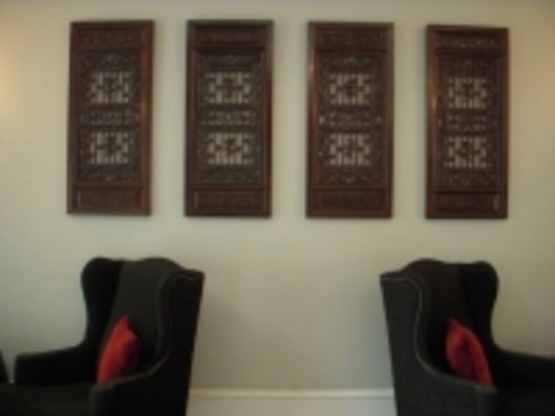 パブリックスペースに置かれたソファとアート。洗練されたセンスが随所に光るホテルです