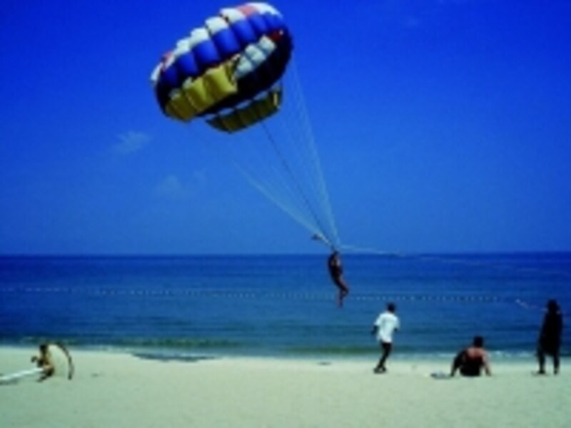 パラセーリングやジェットスキーなどが盛ん