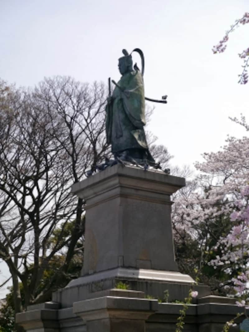 掃部山公園に建立されている井伊直弼の銅像（2014年4月1日撮影）