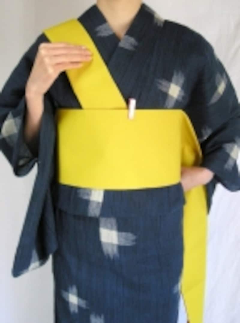 後ろから回してきた方を下にする