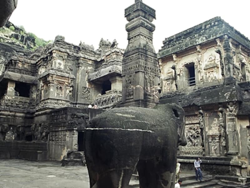 下からカイラーサナータ寺院を見上げる。象の彫刻と高さ17mの記念柱スタンバ ©牧哲雄