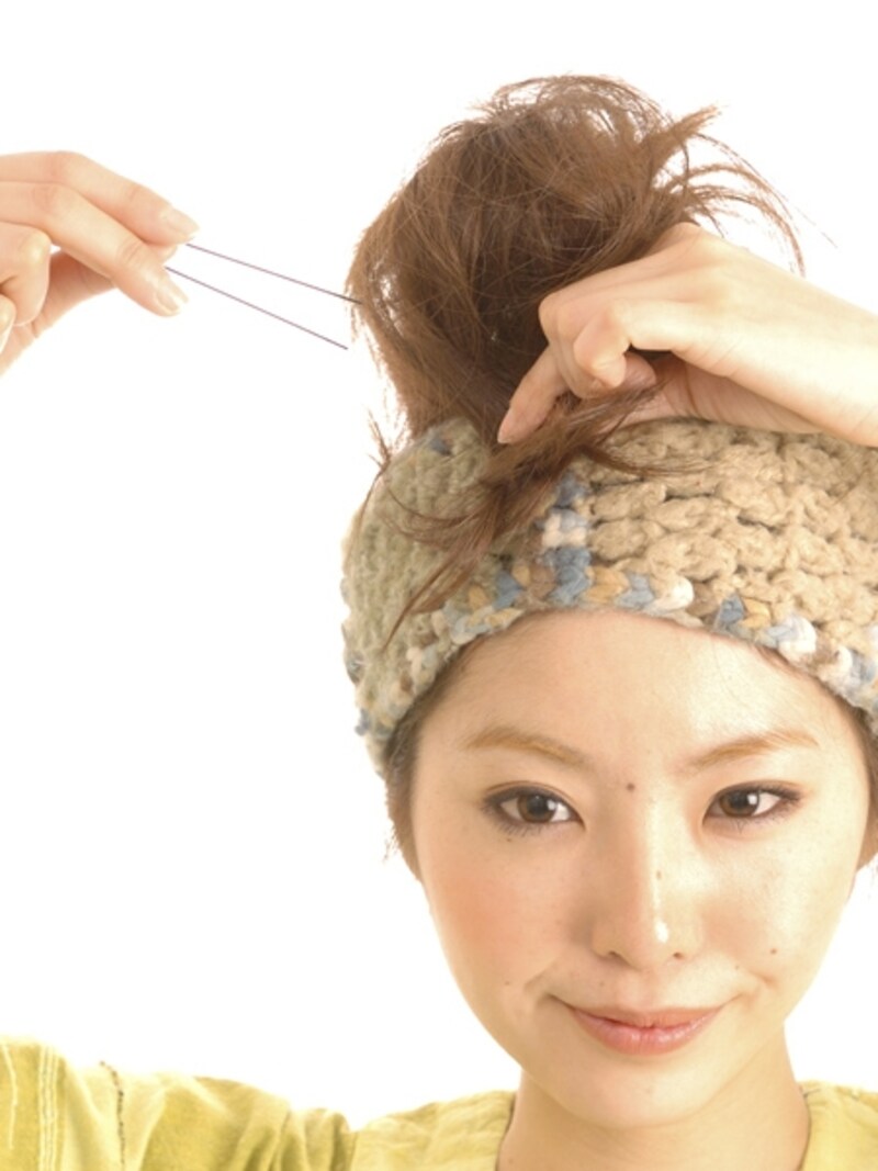 逆毛をつぶさないように毛先を持つ