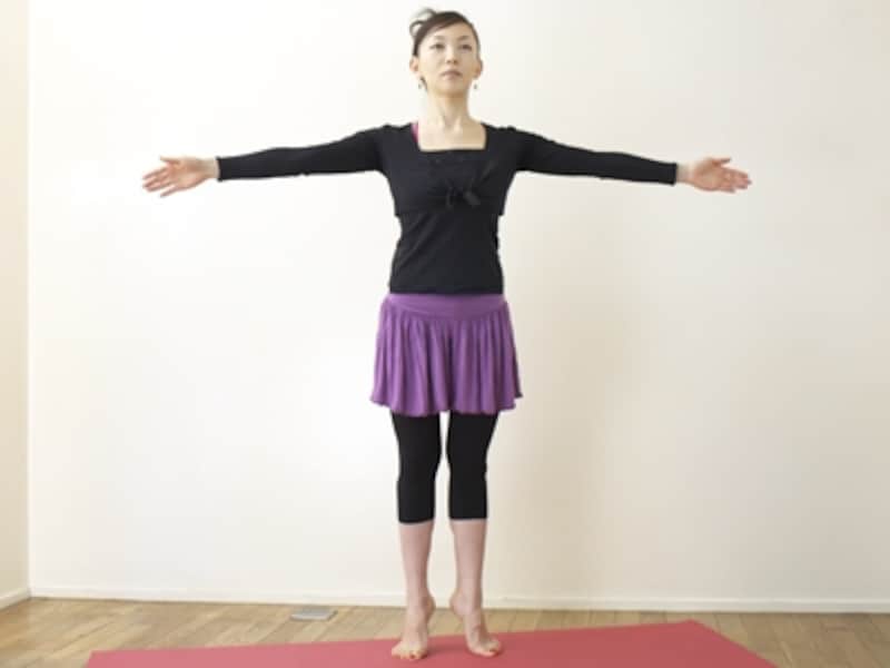 つま先で床を刺すように！