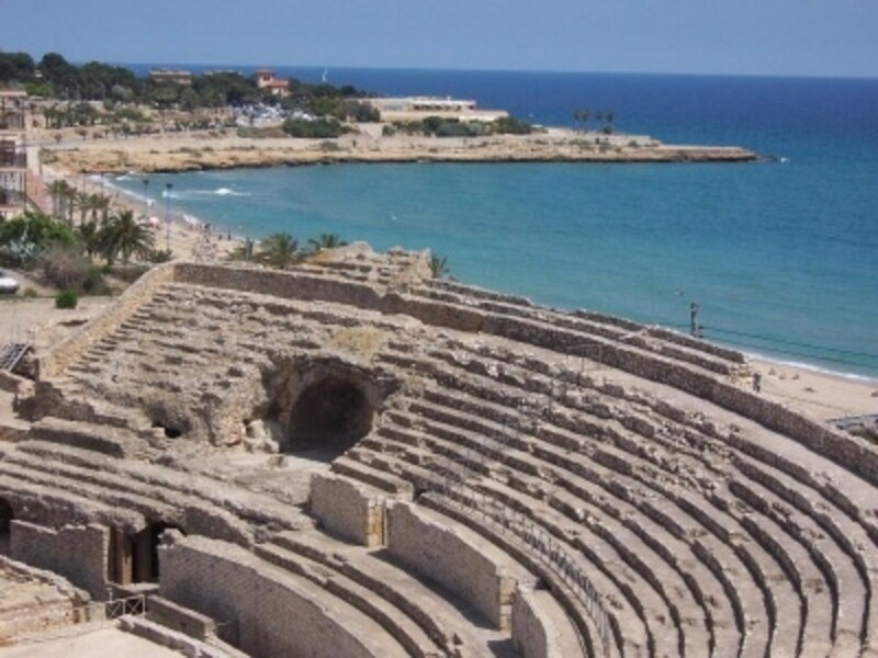 海岸沿いにあるローマ遺跡の円形競技場